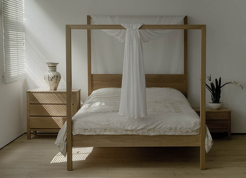 A romantic bedroom look for our Oak Oasis solid wooden 4 poster bed with Oak bedsides