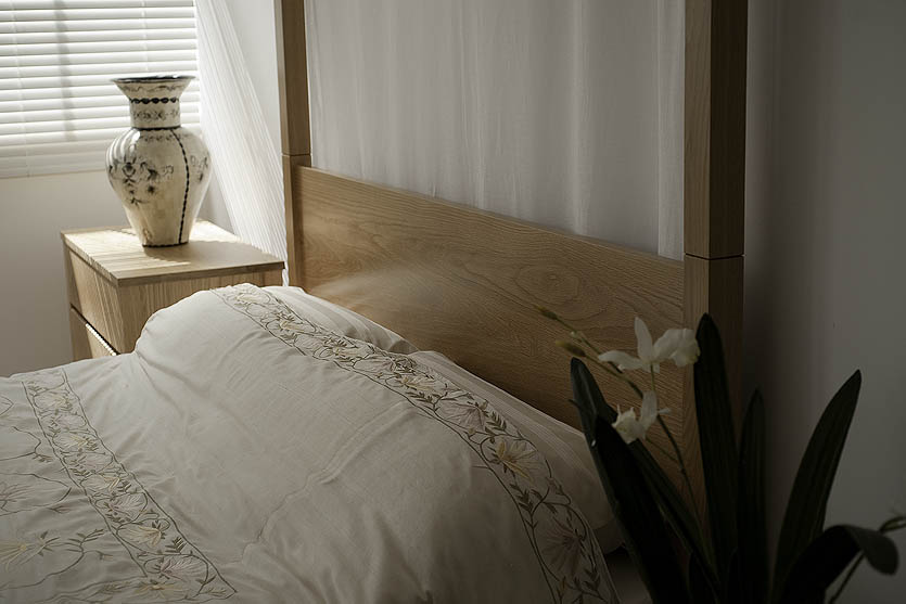 oasis four poster bed with vanilla kashmir floral duvet cover