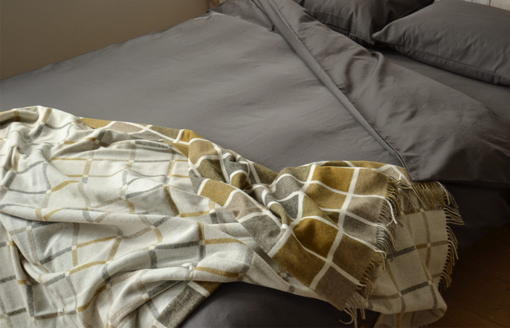 1000tc bedding & mustard throw