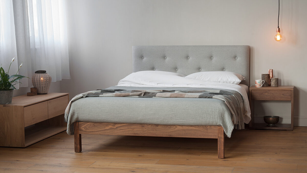 buttoned-headboard-bed-white cotton bedding