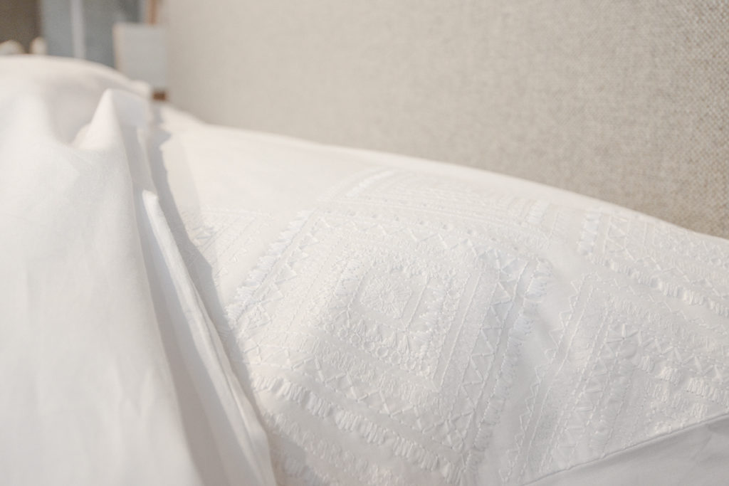 diamond-white-cotton-embroidered-bedding-pillowcase