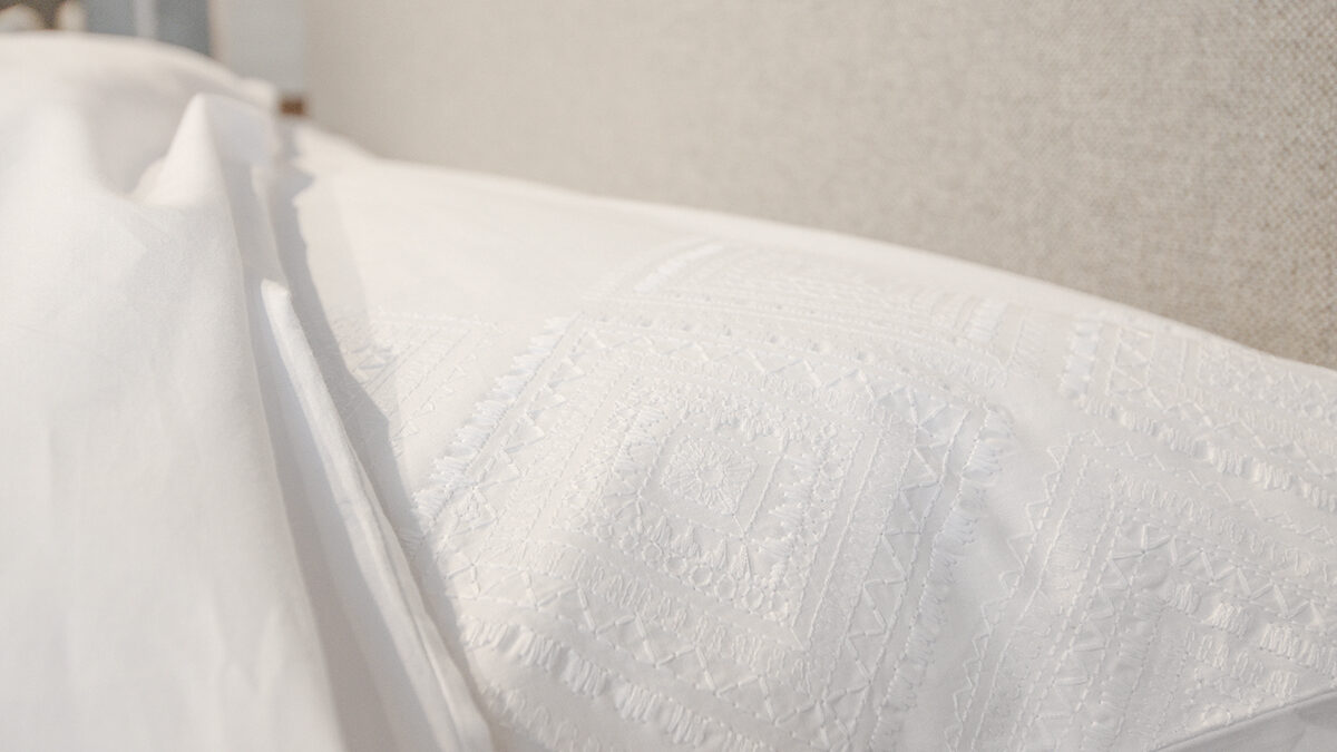 diamond-white-cotton-embroidered-bedding-pillowcase