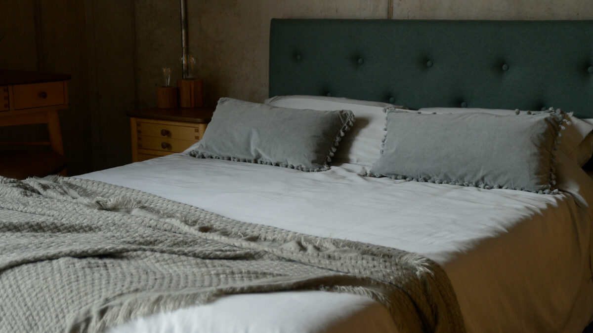 600 thread count pure cotton bedding in pale grey