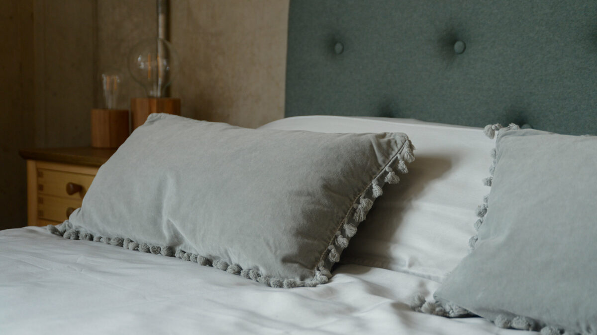 600 thread count silver grey bedding with velvet cushions