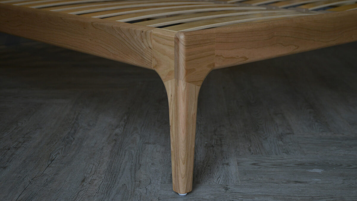 Camden solid wooden bed - leg detail image