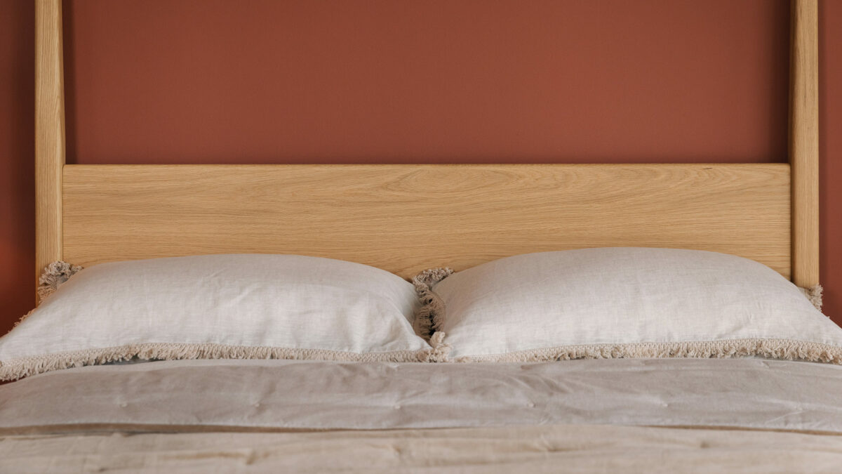 Canterbury 4 poster headboard with linen pillowcases