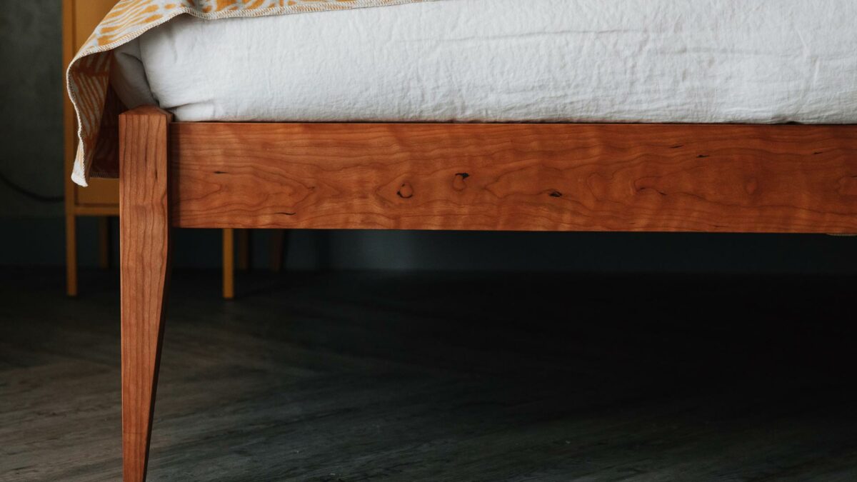 Cochin bed in solid cherry - leg detail