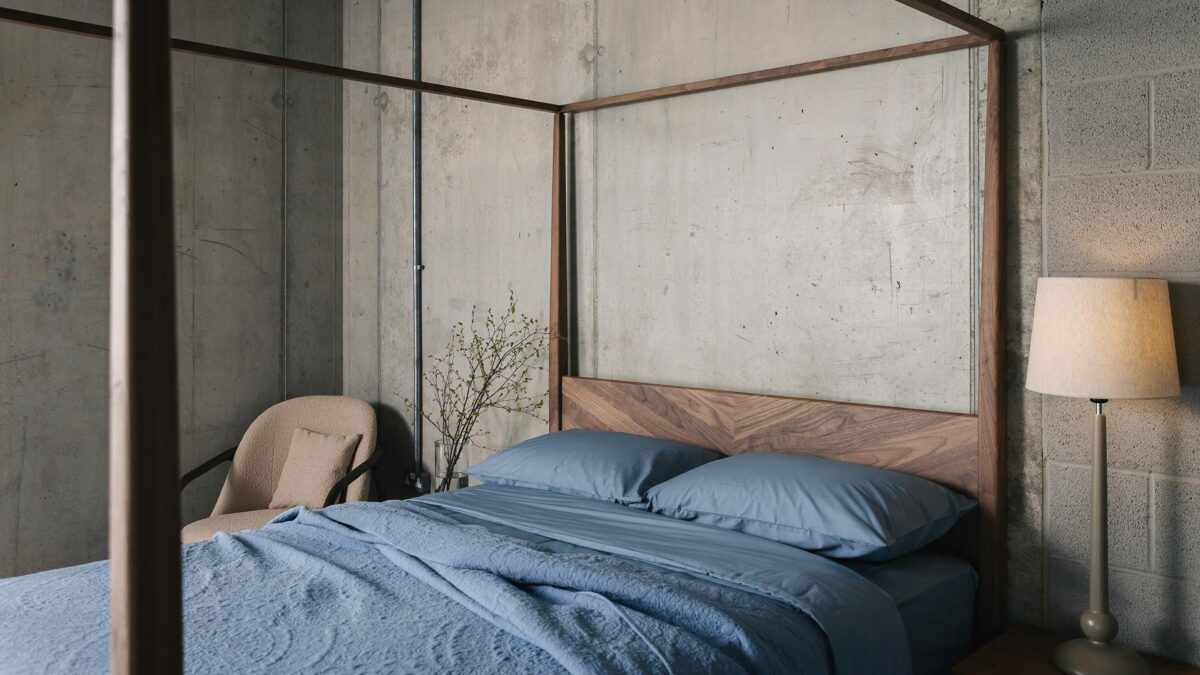 Harrow walnut 4 poster with blue bedding