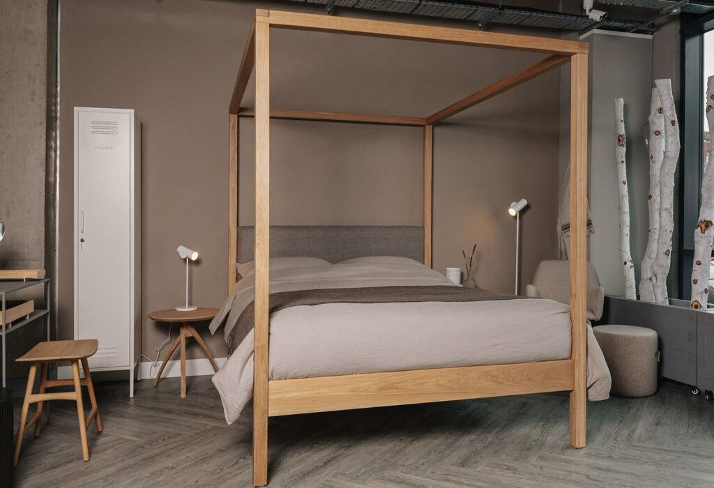 Highland bed oak and wool 4 poster 1300