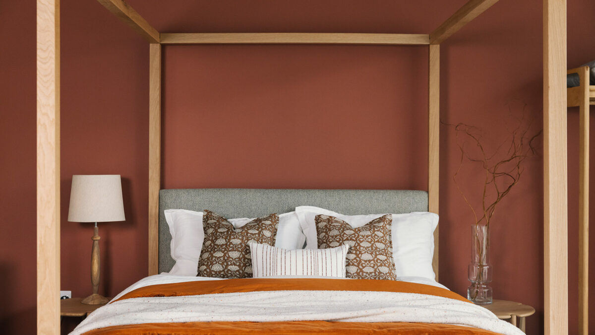 Highlnad 4 poster with upholstered headboard