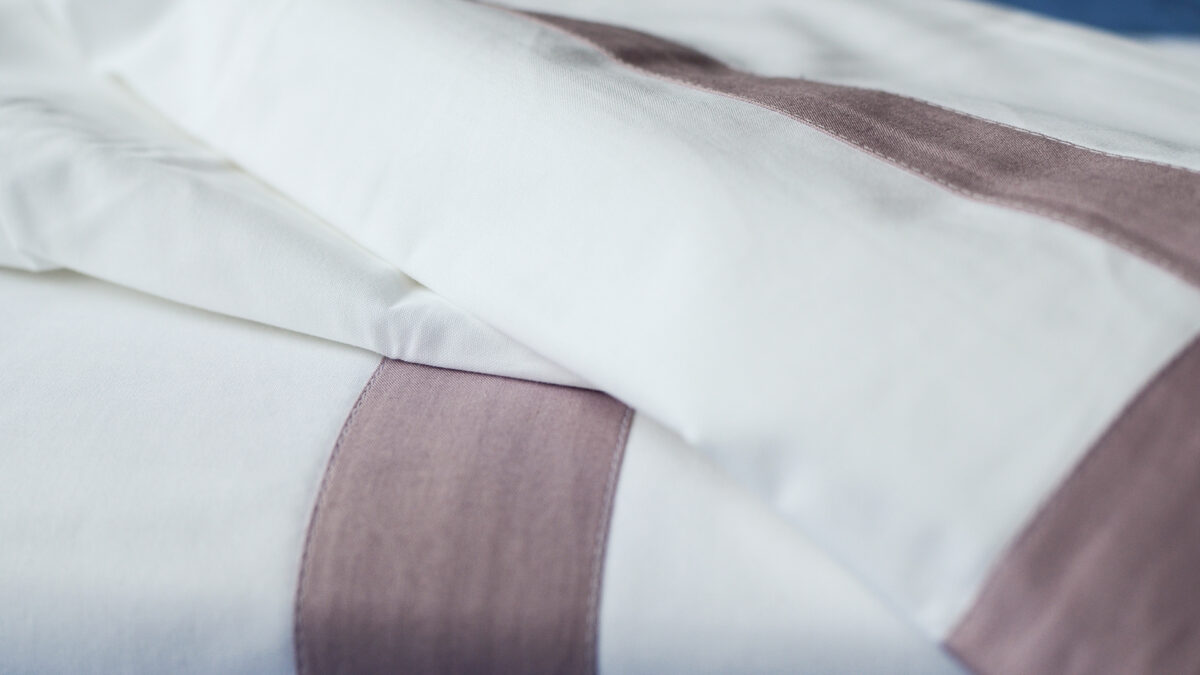 Hotel cotton bedding whiet and lavender