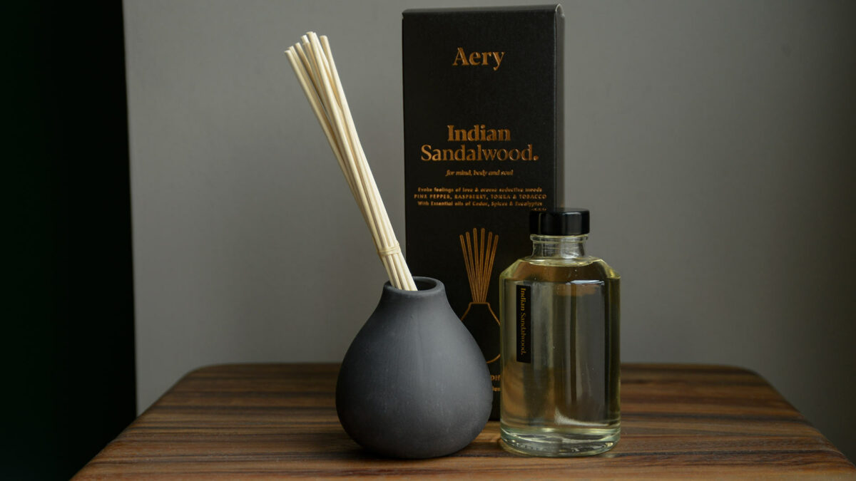 ceramic pot scent diffuser with Indian Sandalwood scent