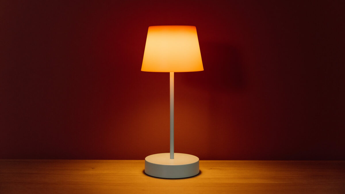 LED lamp with aqua base