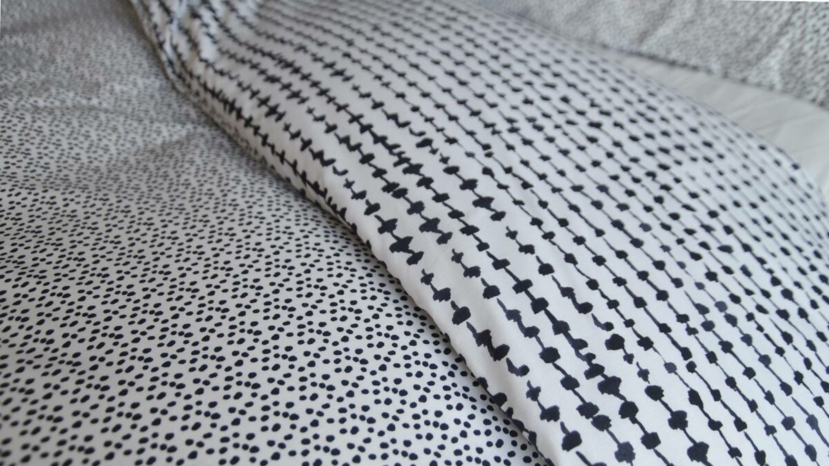 Closer view of the pretty pattern to the black and white reversible duvet cover set