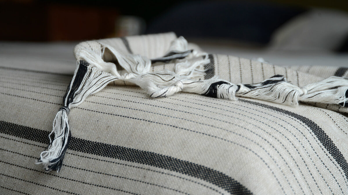 Luks ivory and balck striped throw