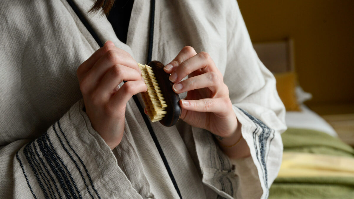 Meraki Dark Ash Nail Brush Model 1