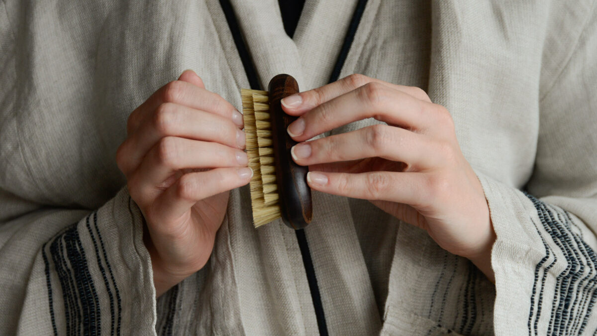Meraki Dark Ash Nail Brush Model 2