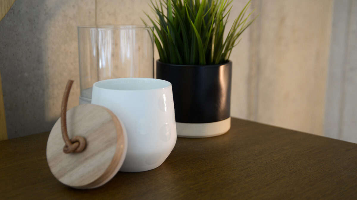 Rader Jar with Wooden Lid with accessories lid off