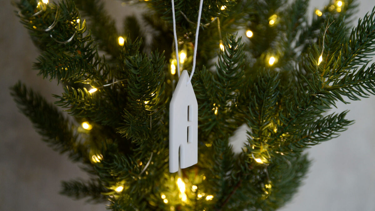 Rader Xmas Dec House on tree from side