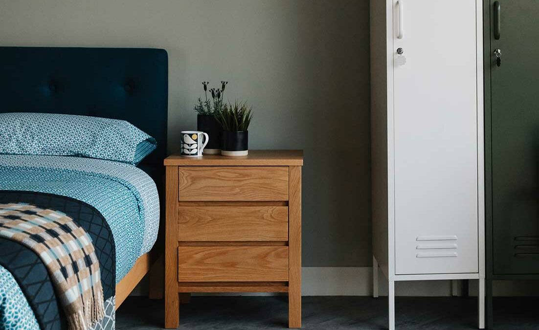 Shaker - oak bedside unit with 3 drawers