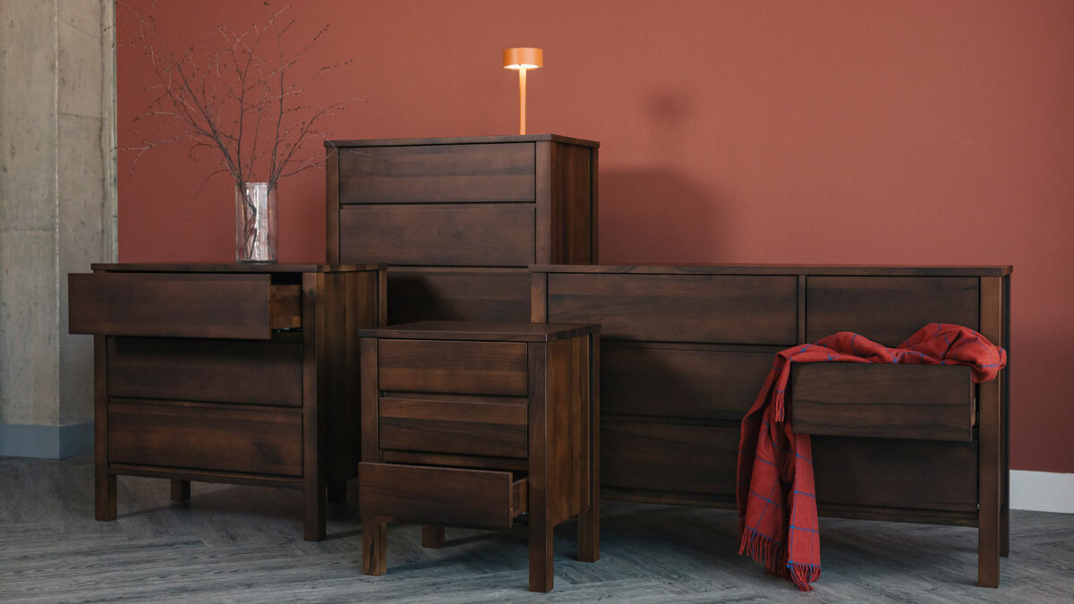 Shaker drawers in solid walnut with smoke tint