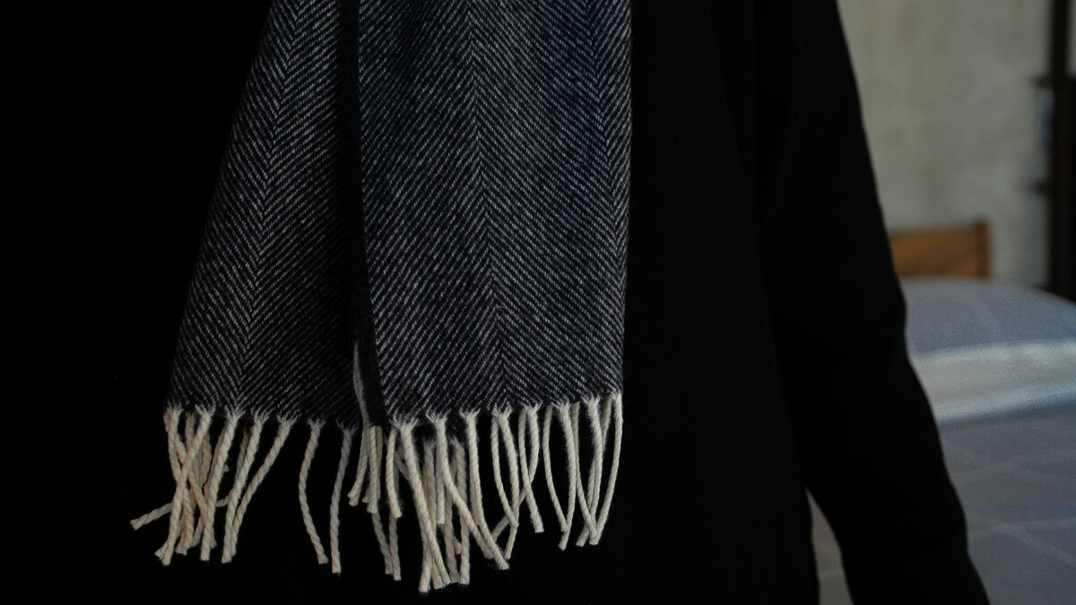 Tube Black and cream scarf with cream tassels 1