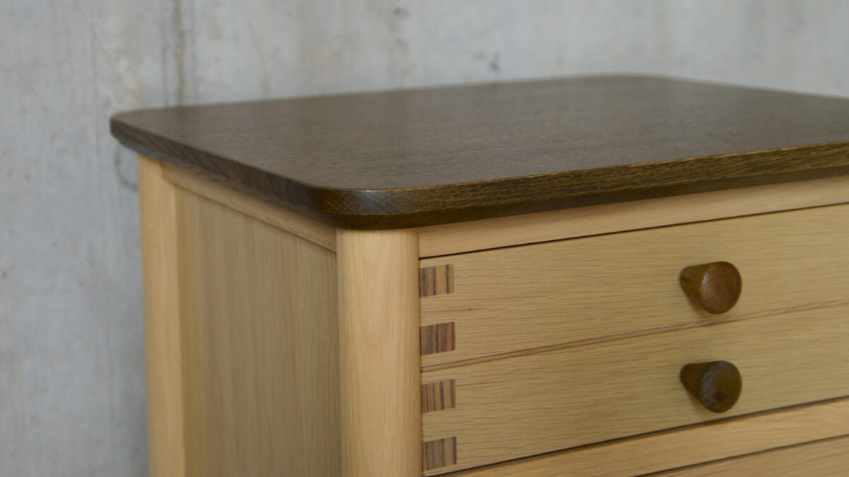Two Tone 3 drawer bedside unit corner detail