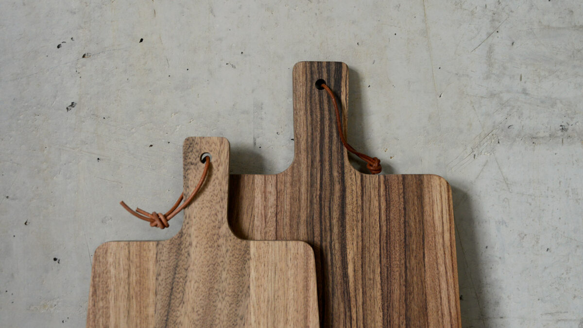 Walnut wood chopping boards with handle in two sizes