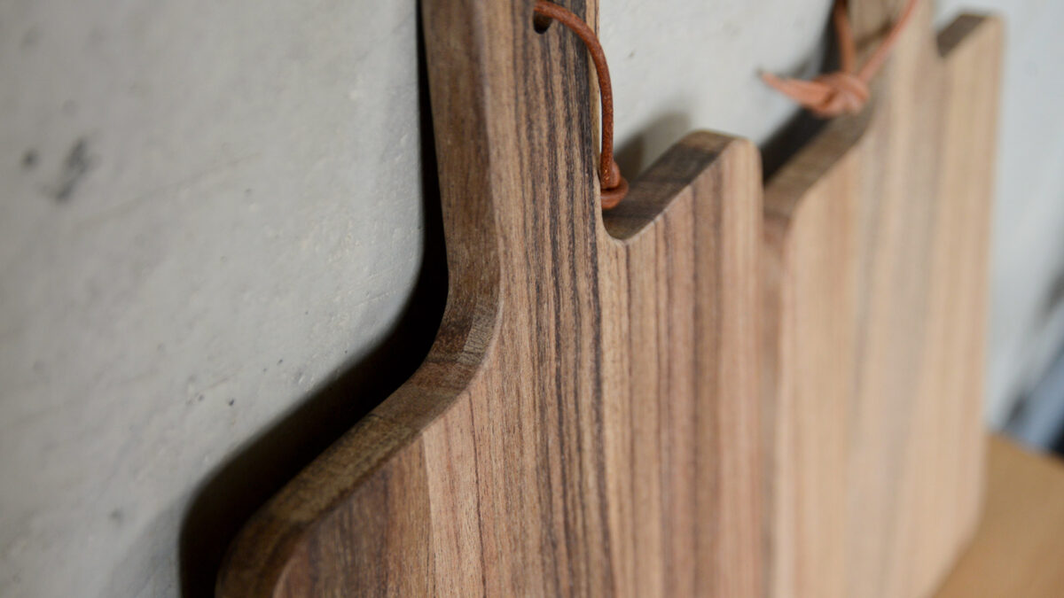 Walnut wood chopping boards with handle in two sizes