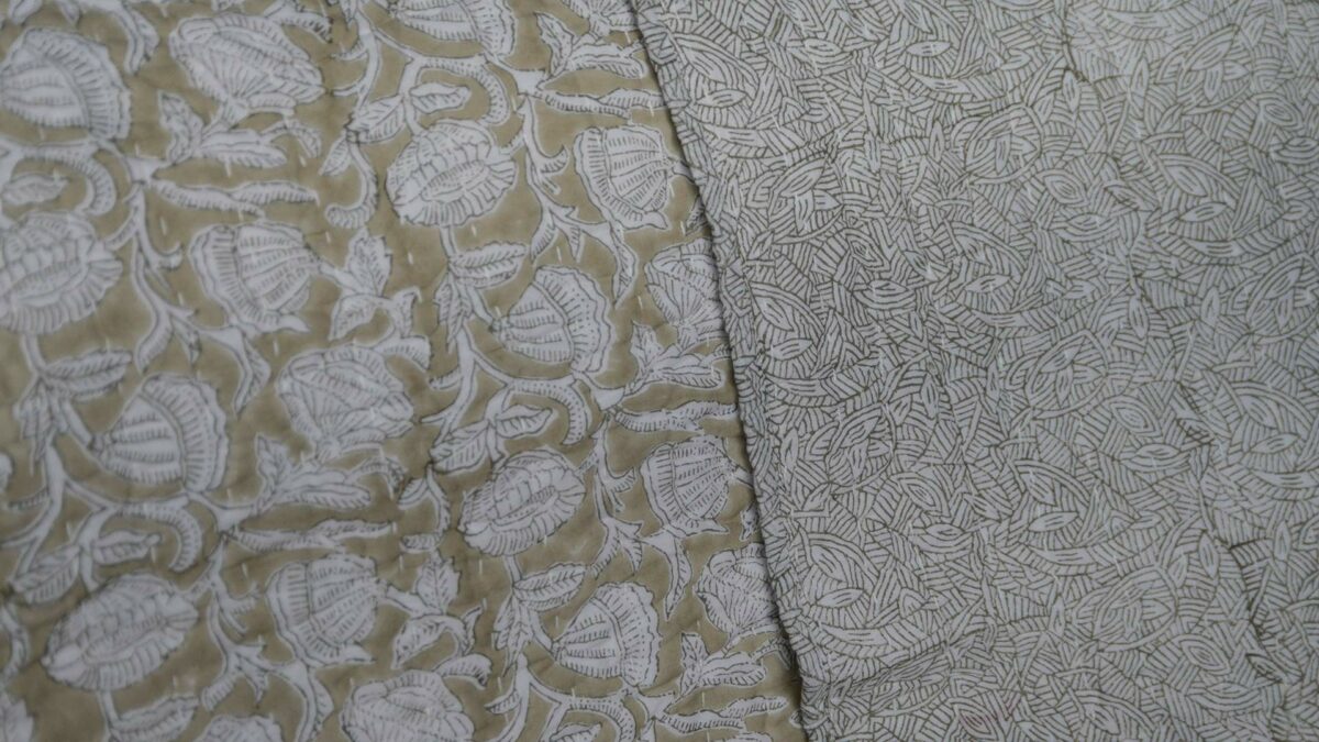 Reversible flower print quilted bedspread in beige and ivory