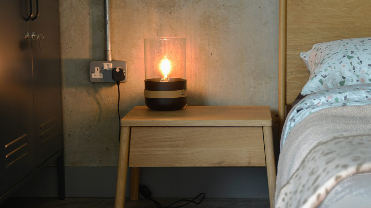 air bedside table in oak 1350
