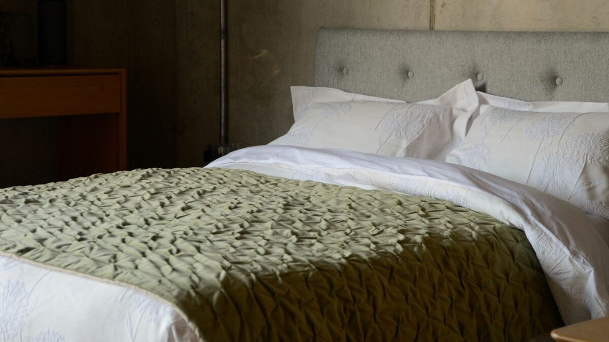 allium bedding with green velvet quilt