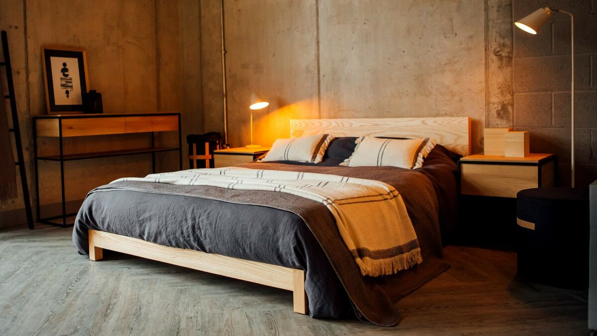 low wooden sonora bed in ash with slate-linen-bedding for a Nordic look