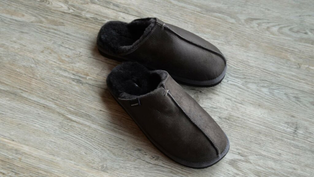 Deep brown men's sheepskin slippers