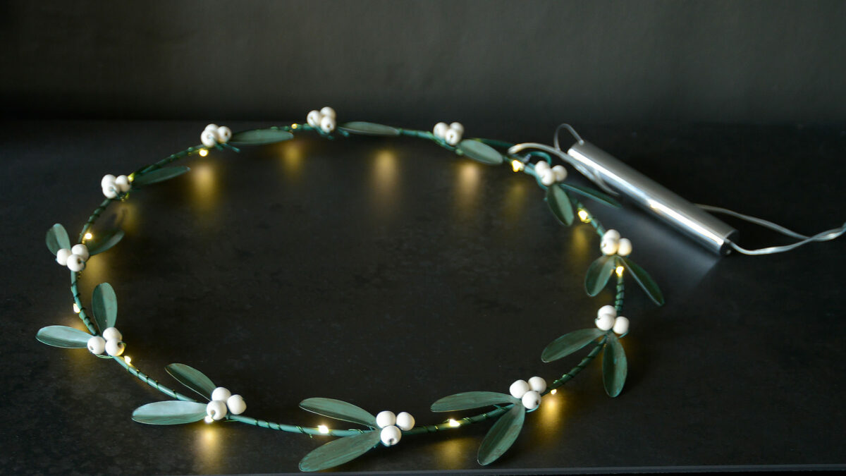 battery powered mistletoe wreath