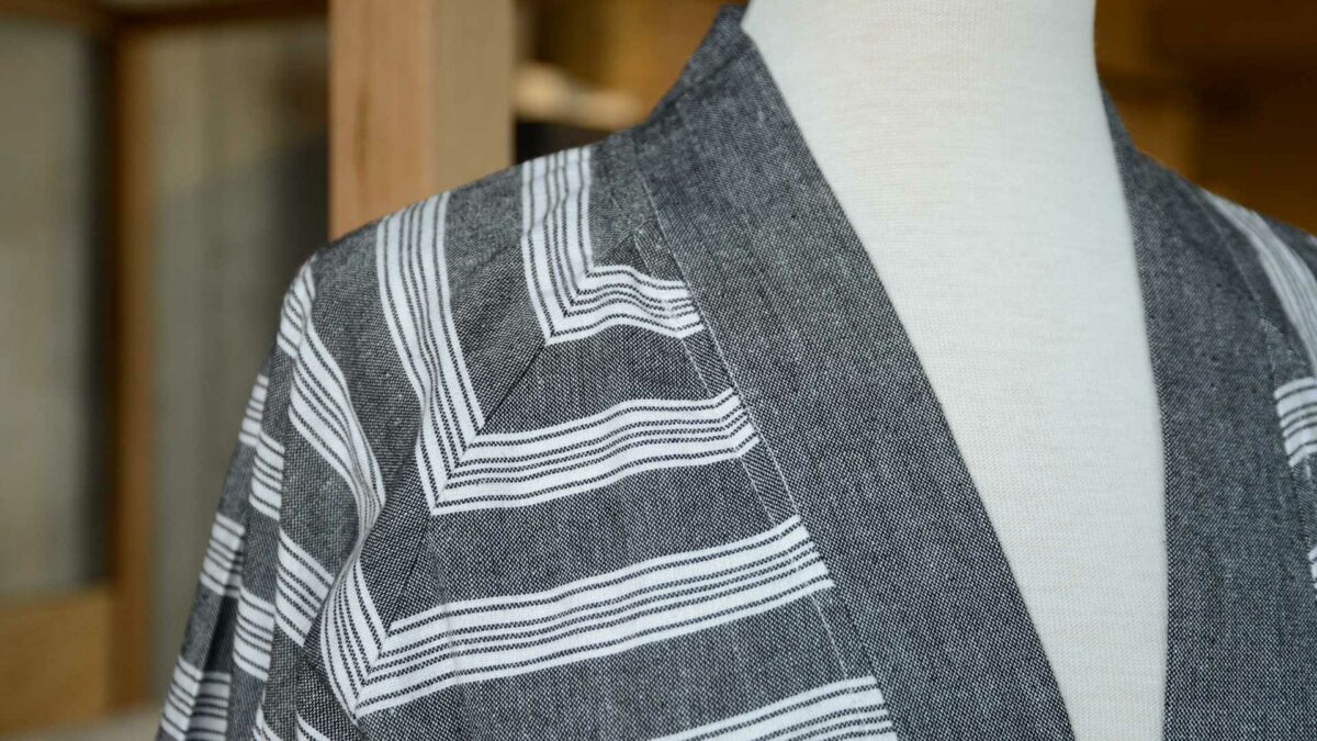 black and white hamman robe collar