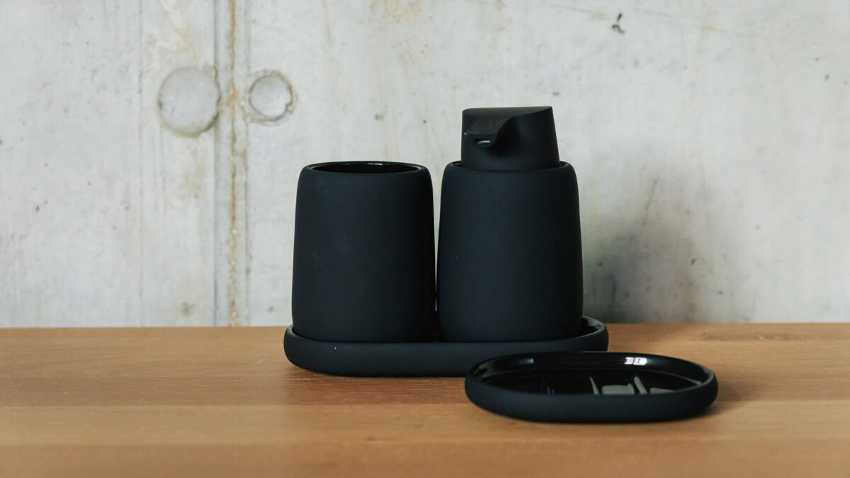 black bathroom accessories