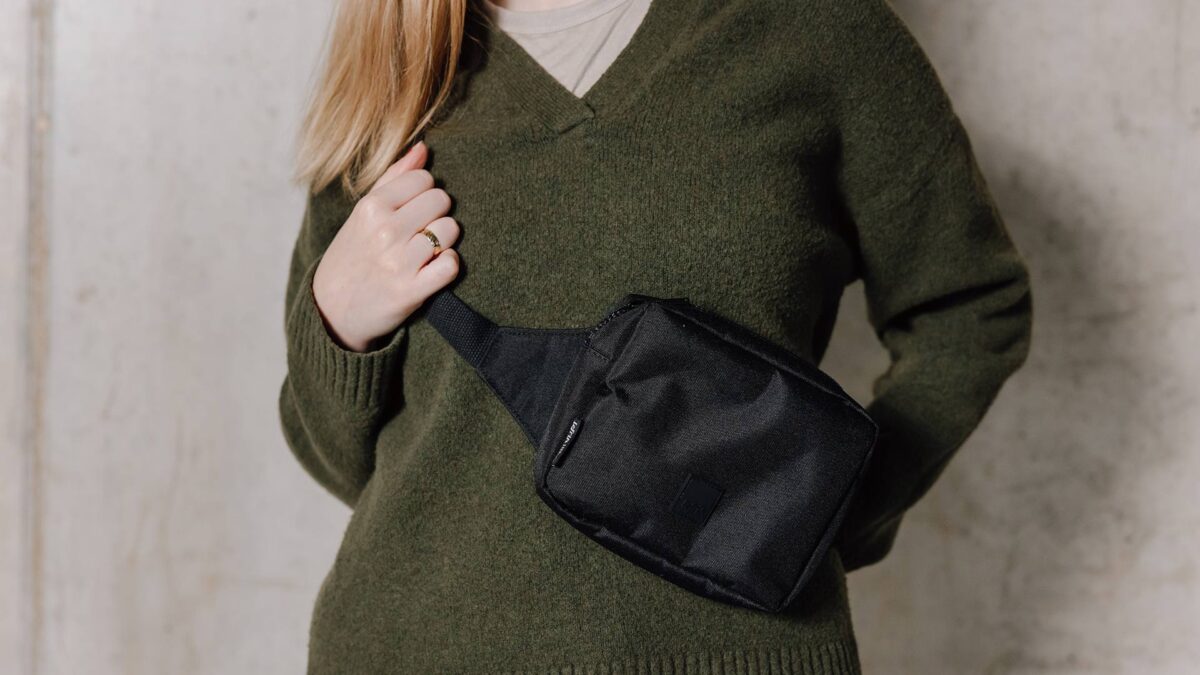 black crossbody bags