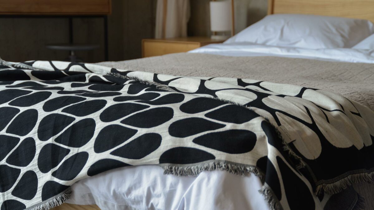 black rain drop pattern cotton blanket