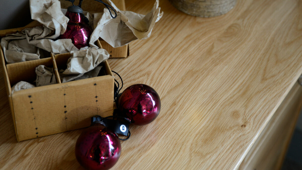 box with 4 vintage look xmas baubles