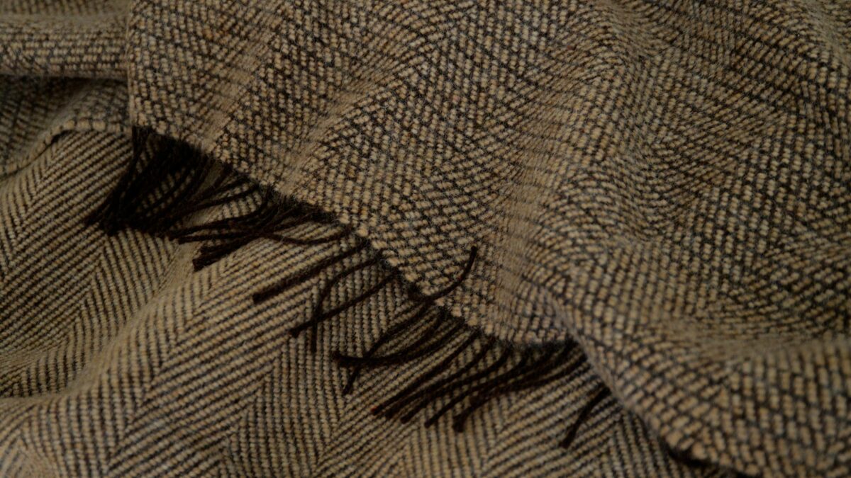 brown and caramel blend pure wool throw detail