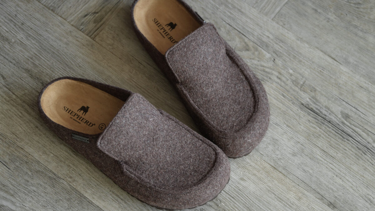 Elasticated Men's Brown Slippers - Image 4