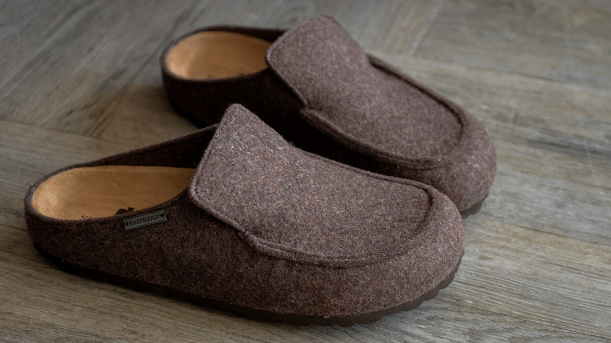 Elasticated Men's Brown Slippers - Image 2