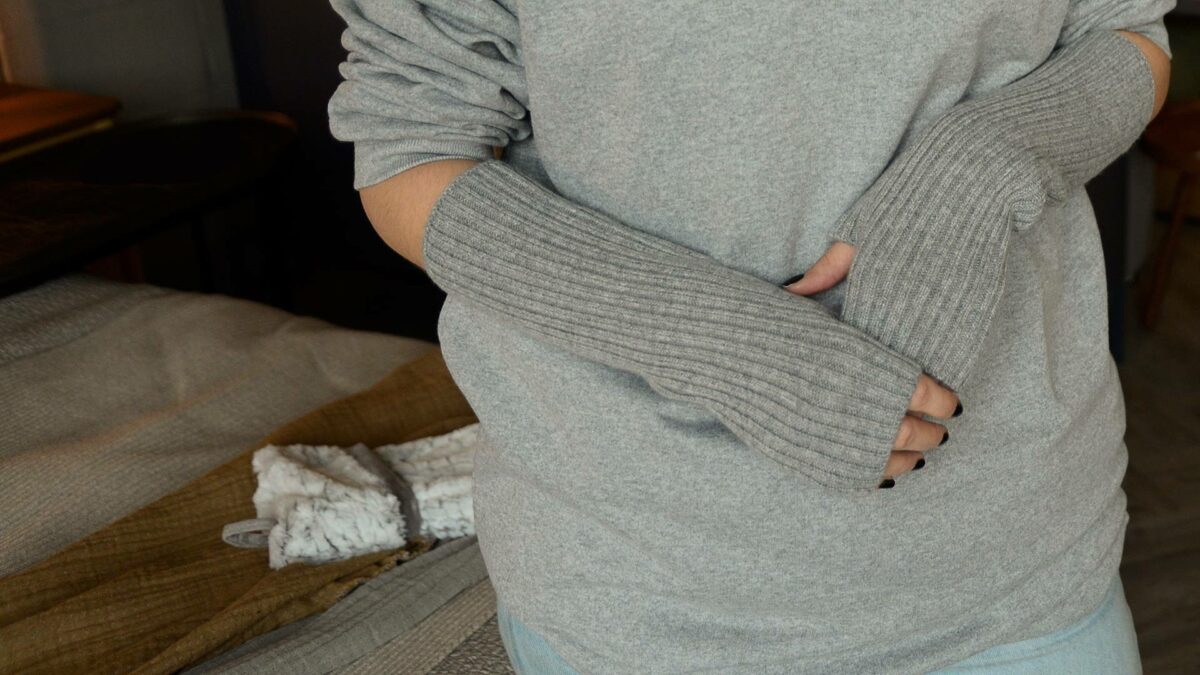 cable knit wrist warmers in grey