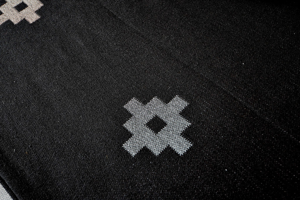 camino-bedspread-cross-design-black-and-grey