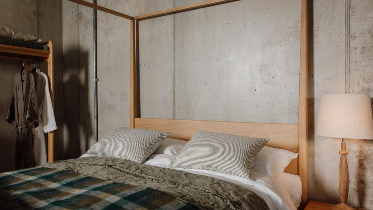 canterbury 4 poster bed with green bedding