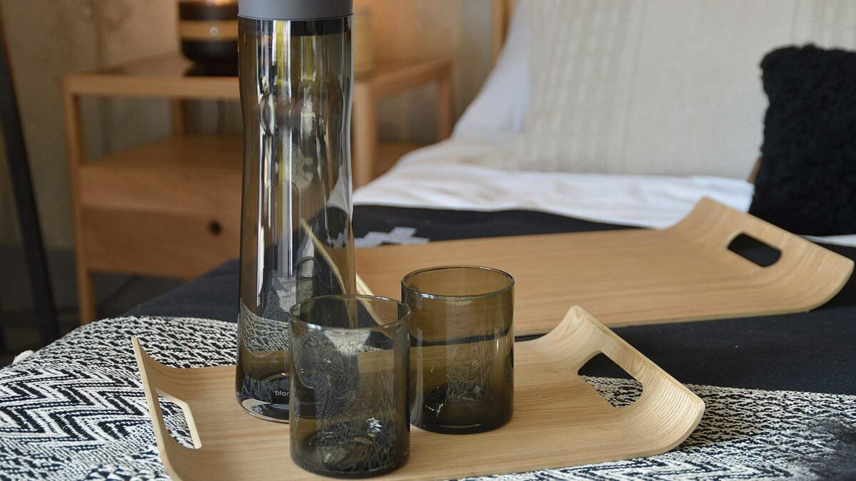 carafe-and-tumblers-on-curve-tray