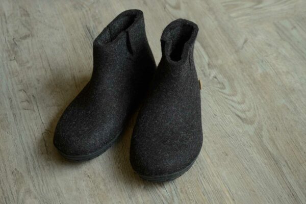 slipper boots in charcoal grey felt