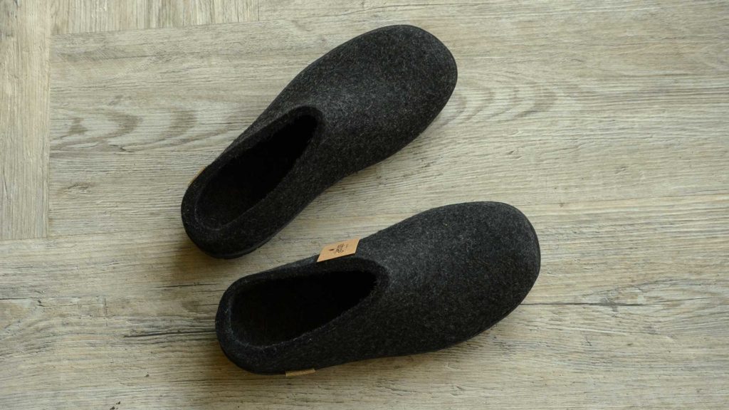 cosy felt slippers in charcoal grey