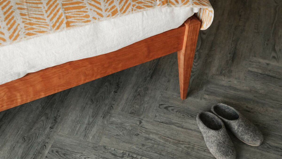 cherry wood Cochin bed leg detail from above